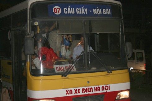 Lái xe buýt bị khách quát tháo, đánh lừa