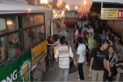 Lái xe buýt bị khách quát tháo, đánh lừa