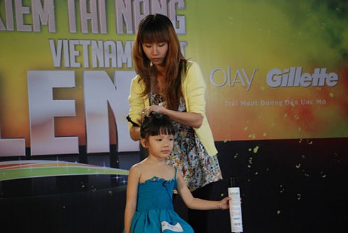 Thí sinh Vietnam's Got Talent hôn nhau trên sân khấu