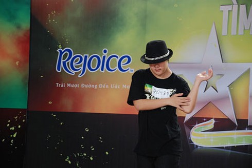 Thí sinh Vietnam's Got Talent hôn nhau trên sân khấu