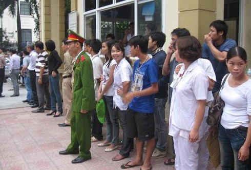 Hàng nghìn người đón bé mất tích trở về