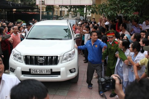 Hàng nghìn người đón bé mất tích trở về