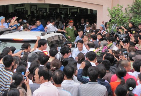 Hàng nghìn người đón bé mất tích trở về