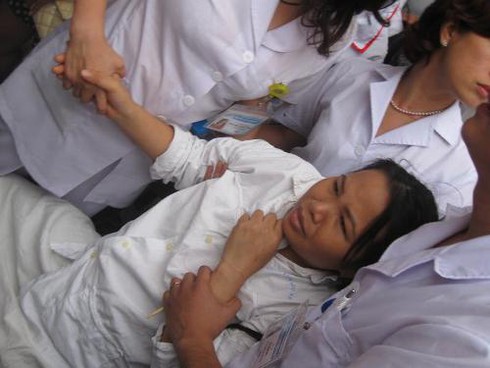 Hàng nghìn người đón bé mất tích trở về