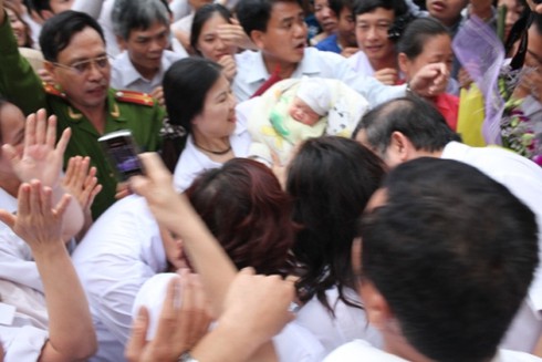 Hàng nghìn người đón bé mất tích trở về