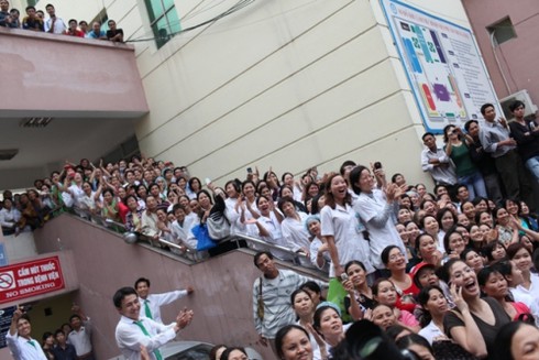 Hàng nghìn người đón bé mất tích trở về