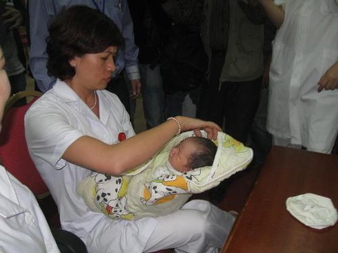 Hàng nghìn người đón bé mất tích trở về