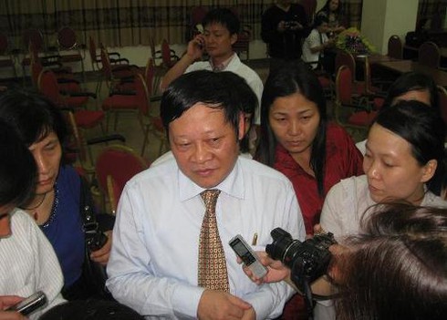 Hàng nghìn người đón bé mất tích trở về