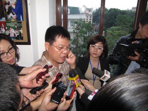 Hàng nghìn người đón bé mất tích trở về