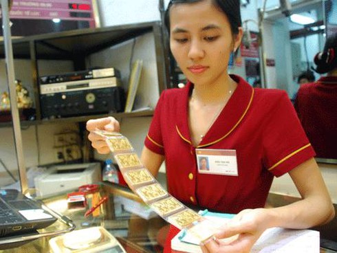 `Vén màn` hiện tượng bán tháo vàng