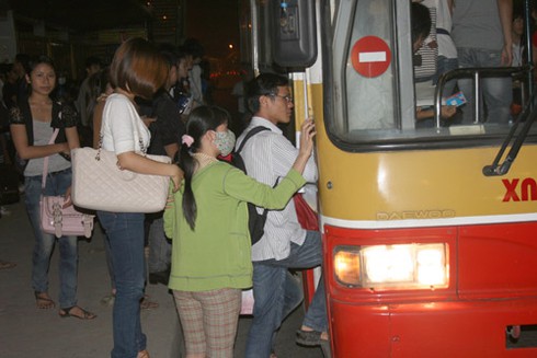 Khuyến khích người dân sử dụng giao thông công cộng