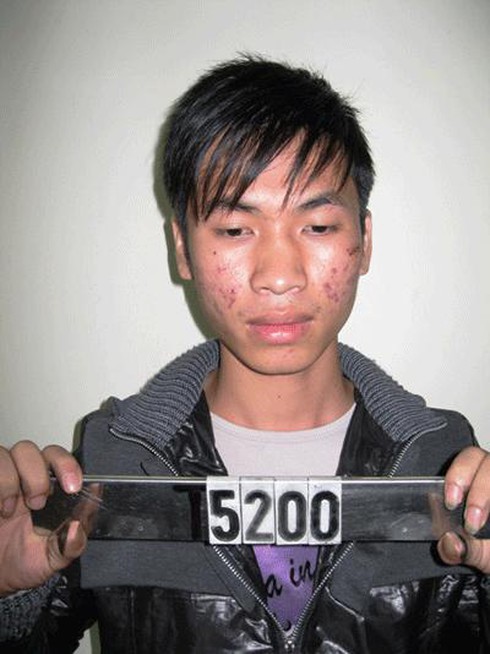 Bố “Kẹo mút chơi bời” đưa con ra trình diện công an