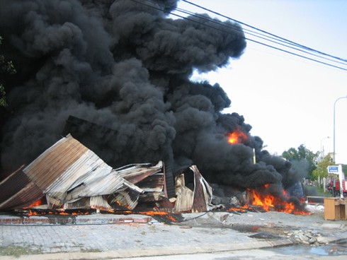 Đà Nẵng: Hoả hoạn thiêu rụi cơ sở sản xuất vỏ cơm hộp