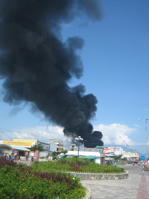 Đà Nẵng: Hoả hoạn thiêu rụi cơ sở sản xuất vỏ cơm hộp