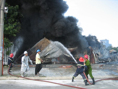 Đà Nẵng: Hoả hoạn thiêu rụi cơ sở sản xuất vỏ cơm hộp