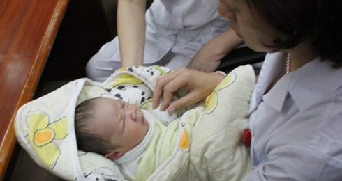 Thấy gì qua vụ trẻ sơ sinh bị bắt cóc tại Viện C?