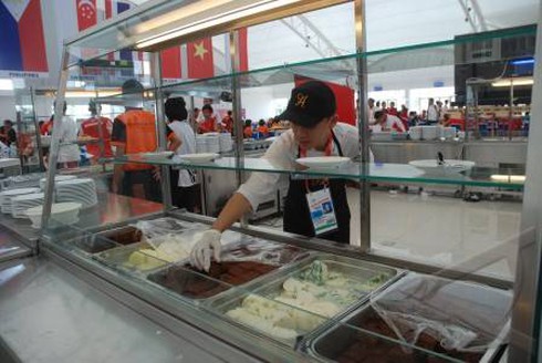 VĐV phải ăn mì tôm vì ngộ độc thức ăn ở Palembang