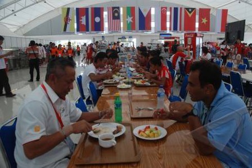 VĐV phải ăn mì tôm vì ngộ độc thức ăn ở Palembang