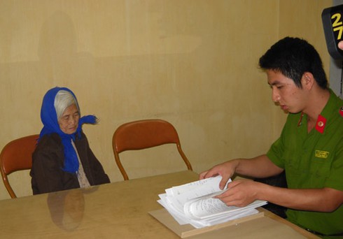 Bi hài bà lão 85 tuổi tàng trữ 638 tép ma túy