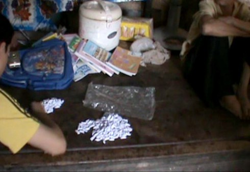 Bi hài bà lão 85 tuổi tàng trữ 638 tép ma túy