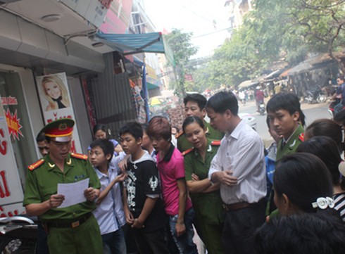 Nhà con nợ hàng chục tỷ chỉ còn chiếc xe máy đáng giá