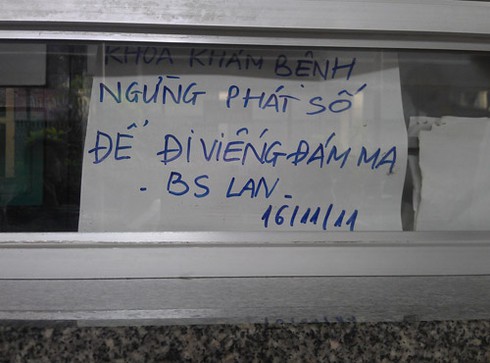 Bệnh viện E ngừng khám bệnh để đi… viếng đám ma