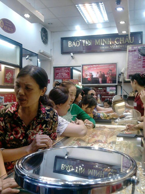 Vàng bán rẻ vẫn ế ẩm