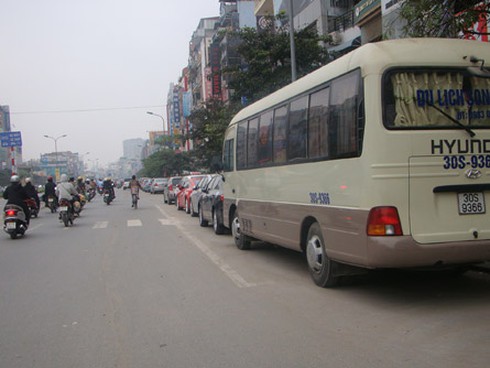 Điểm mặt các bãi xe `ngang ngược` ở Hà Nội