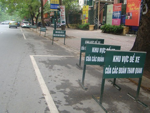 Điểm mặt các bãi xe `ngang ngược` ở Hà Nội