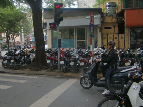Điểm mặt các bãi xe `ngang ngược` ở Hà Nội