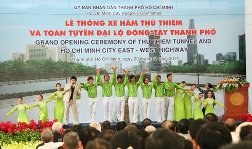 Chính thức thông xe Đại lộ Đông Tây