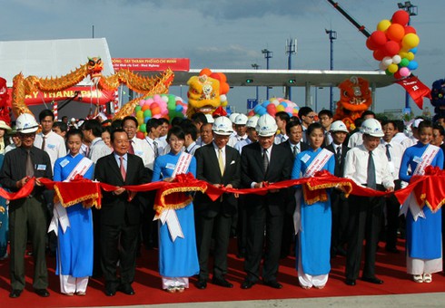 Chính thức thông xe Đại lộ Đông Tây