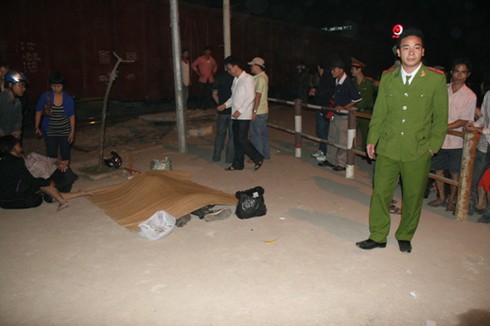 Tàu hoả tông xe máy, va quệt ô tô, một người tử nạn