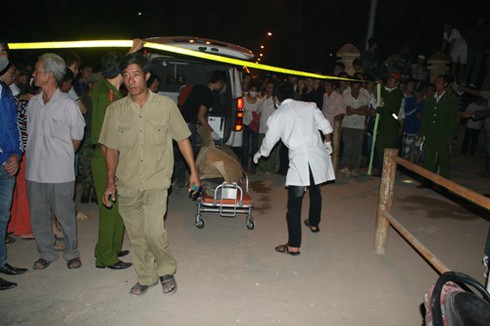 Tàu hoả tông xe máy, va quệt ô tô, một người tử nạn