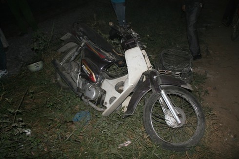 Tàu hoả tông xe máy, va quệt ô tô, một người tử nạn