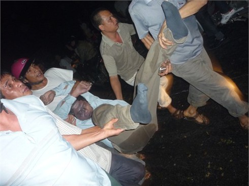 Xe tải lật đè lên xe taxi, dân thi nhau 'hôi của'