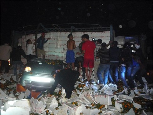 Xe tải lật đè lên xe taxi, dân thi nhau 'hôi của'