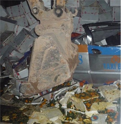 Xe tải lật đè lên xe taxi, dân thi nhau 'hôi của'