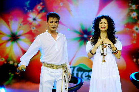 Giám khảo `đá` nhau, khán giả hả hê