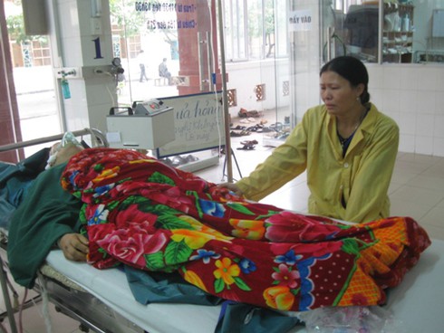 Tàu hỏa đâm liên hoàn: Gác chắn thiếu an toàn!