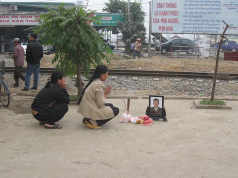 Tàu hỏa đâm liên hoàn: Gác chắn thiếu an toàn!