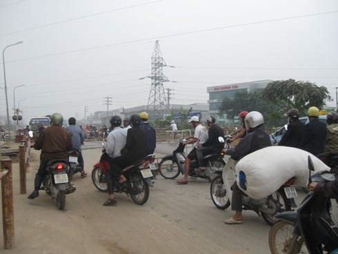 Tàu hỏa đâm liên hoàn: Gác chắn thiếu an toàn!