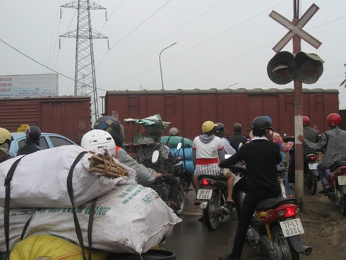 Tàu hỏa đâm liên hoàn: Gác chắn thiếu an toàn!