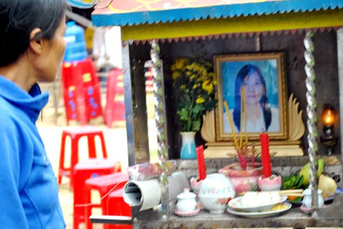 Chiếc phà nát chia cách đôi vợ chồng trẻ