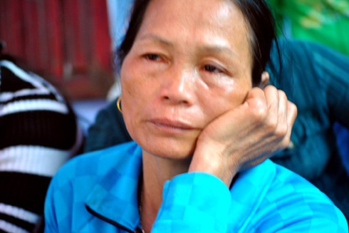 Chiếc phà nát chia cách đôi vợ chồng trẻ