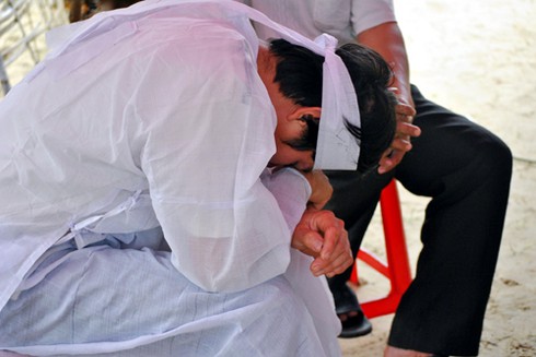 Chiếc phà nát chia cách đôi vợ chồng trẻ