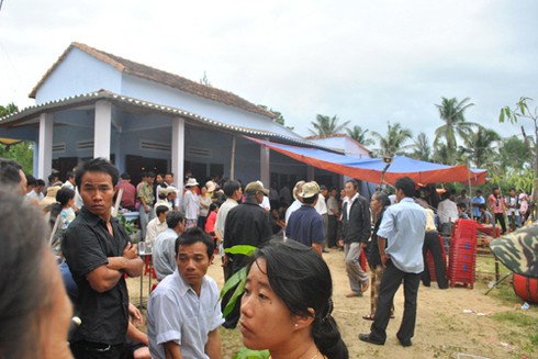 Chiếc phà nát chia cách đôi vợ chồng trẻ