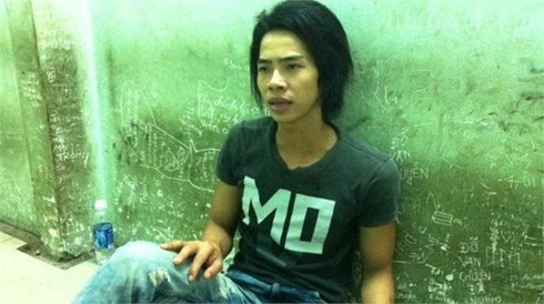 Đâm chết tình địch vì bị quấy rối lúc `tâm sự`