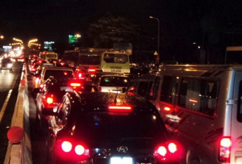 Kẹt xe nghiêm trọng trên xa lộ Hà Nội