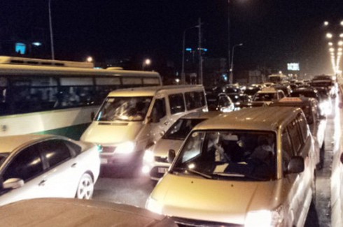 Kẹt xe nghiêm trọng trên xa lộ Hà Nội